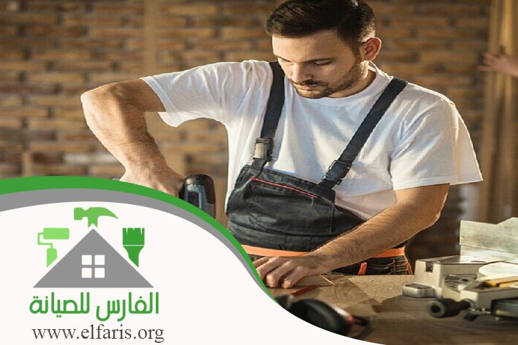 نجار في أم القيوين